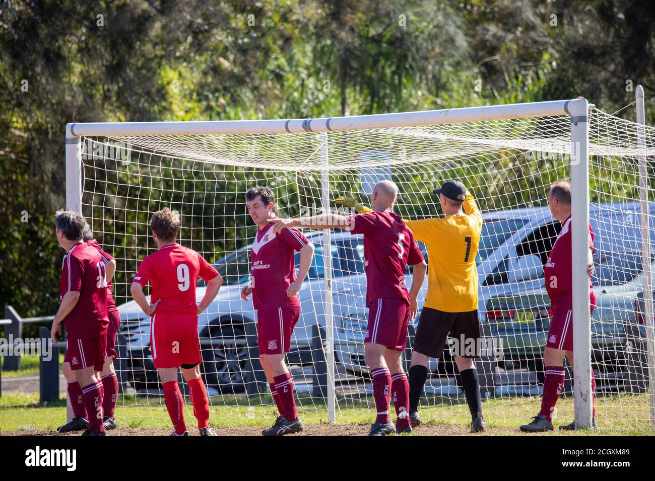 L'équipe locale australienne de football et de football défend un coin, Sydney, Australie Banque D'Images