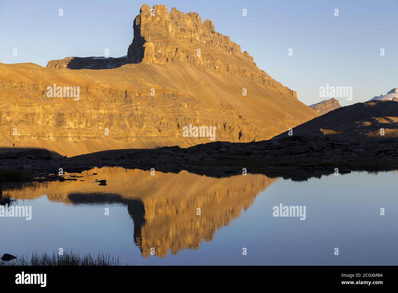 Symétrie dans la nature. Réflexions du pic de Dolomite sauvage dans l'eau calme du lac de montagne. Paysage du parc national Banff, Alberta, Rocheuses canadiennes Banque D'Images