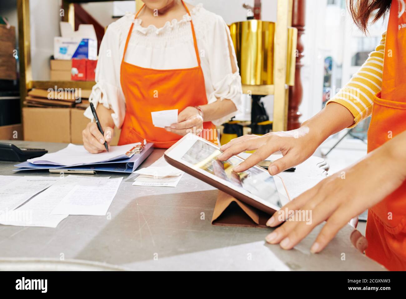 Fleuriste acceptant la commande en ligne Banque D'Images