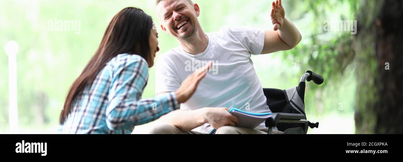 Homme handicapé homme avec petite amie souriant sur le portrait de marche du parc Banque D'Images