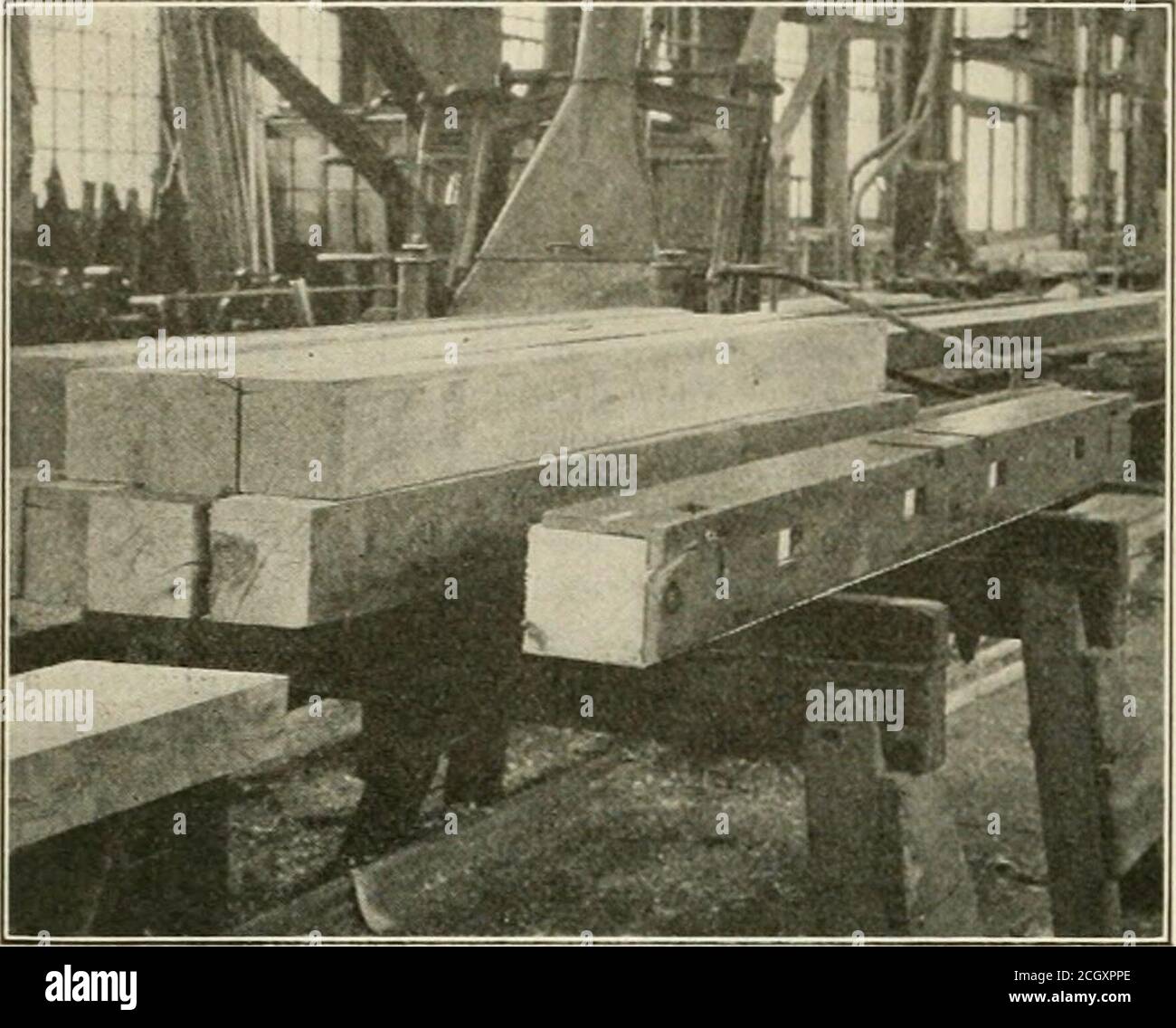 . Mécanique ferroviaire . toit dans une position telle que la coupe vient à la place projjer. Un homme peut voir d'un côté du toit illustré en deux ou trois minutes, y compris le temps à nouveau requis pour poser la bande. En raison de la double toit il prend un homme environ onze minutes lo a vu d'un côté de theroof d'une voiture de réfrigérateur. Le revêtement latéral d'une voiture 60-ft.milk peut être taillé en trois minutes et le travail est plus rapide et plus précis qu'avec une scie à main. A cet égard, il peut être intéressant de noter l'utilisation de cette ])ortalj]e vu dans la découpe de la karité Banque D'Images