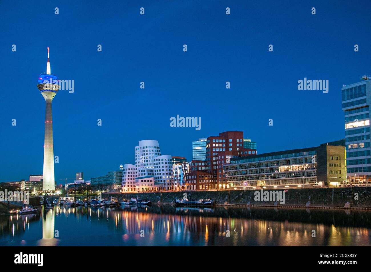 Düsseldorf avec bâtiments Gehry et tour de télévision, Allemagne Banque D'Images