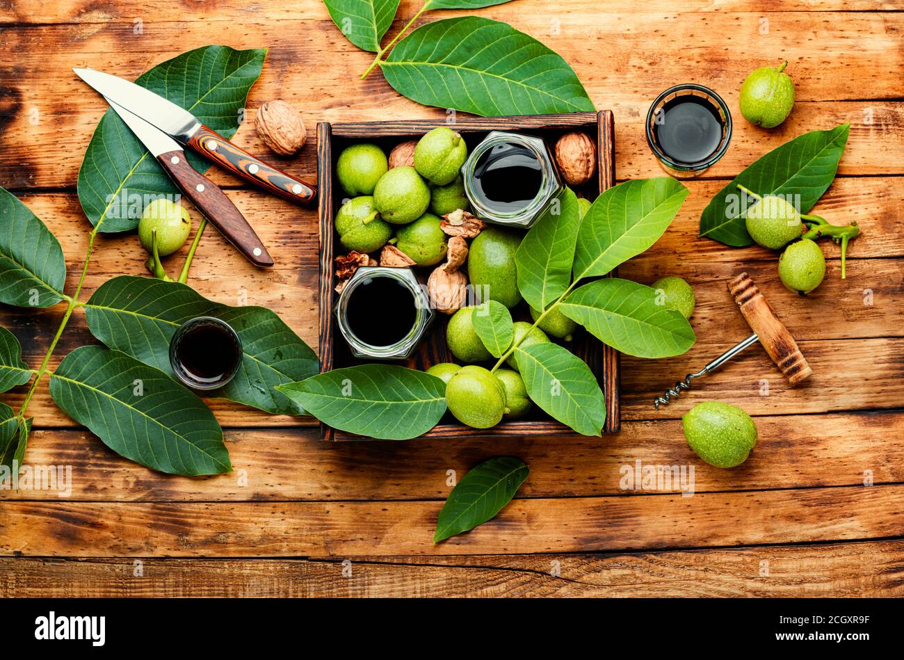 Teinture de guérison de noix non mûres.noix verte en médecine de fines herbes. Banque D'Images