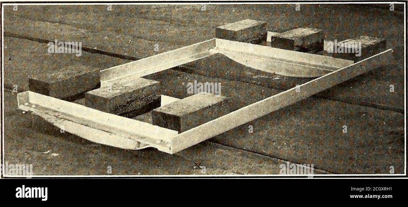 . Journal de chemin de fer électrique . Ohio, a récemment mis en place une nouvelle forme de cravate de remplacement dans laquelle seulement un petit montant de bois est utilisé pour donner la flexibilité, et le requirementde bois est mais une fraction de ce obtenir whworstandard liens en bois sont utilisés. Il y a donc une occasion offeredan de soulager la drague excessive sur les ressources en bois des États-Unis qui a été sombre en preuve au cours des dernières années. Le lien est une modi-fication de la célèbre double liaison en acier, étant construit à des angles et des plaques gauchis % in. D'épaisseur, avec des blocs de bois créosotés pour recevoir le rail. Les plaques Banque D'Images