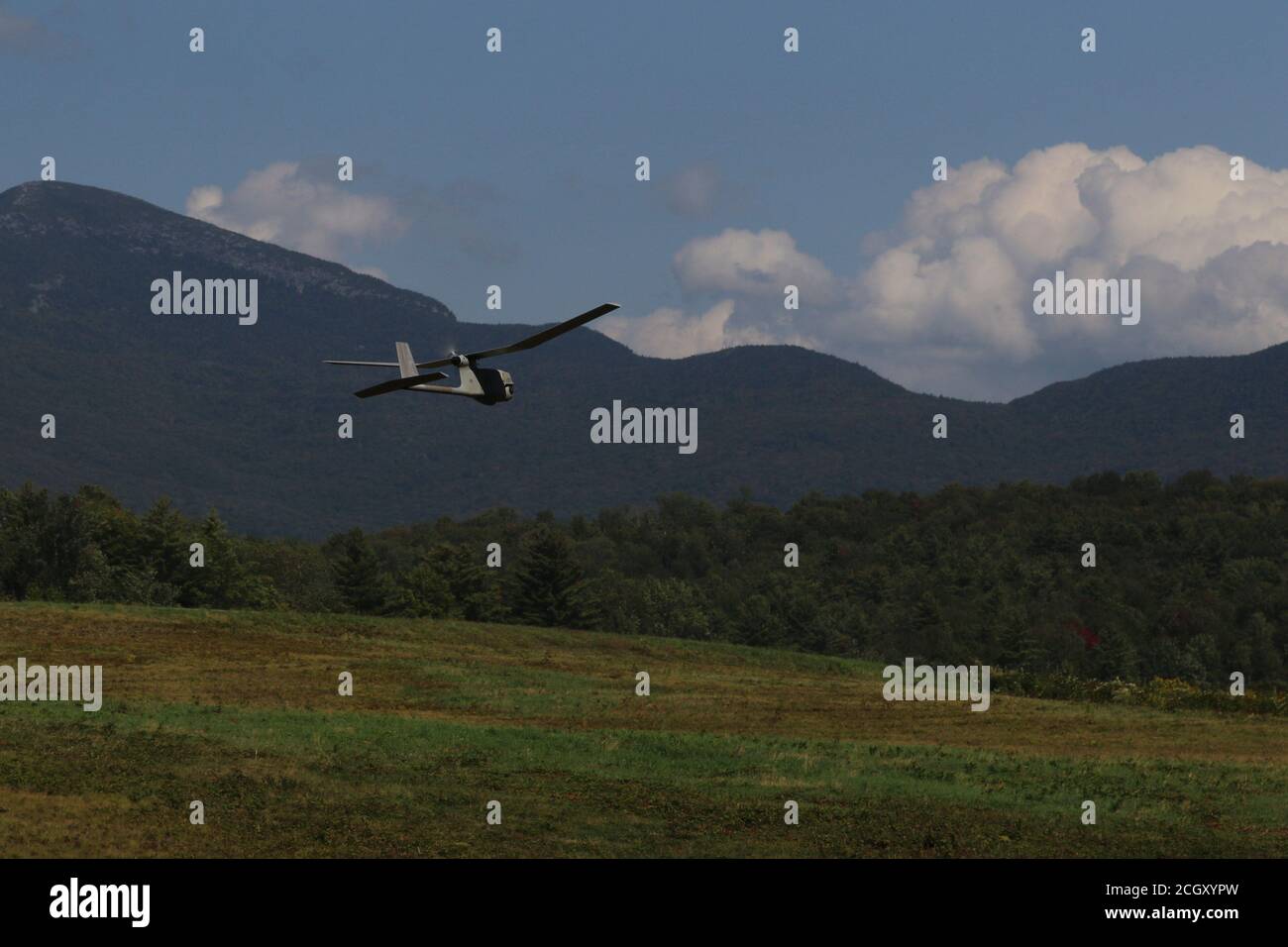 Un véhicule aérien sans pilote RQ-11 Raven appartenant au 1er Escadron, 172e Régiment de cavalerie de la Garde nationale de l'Armée du Vermont commence son vol de surveillance. Les soldats du 1-172e ont participé à l'entraînement annuel de cette année pour se préparer aux futurs déploiements. (É.-U. Garde nationale de l'Armée photo par Cpl. Gillian McCreedy, 172e TAMPON, VTARNG) Banque D'Images