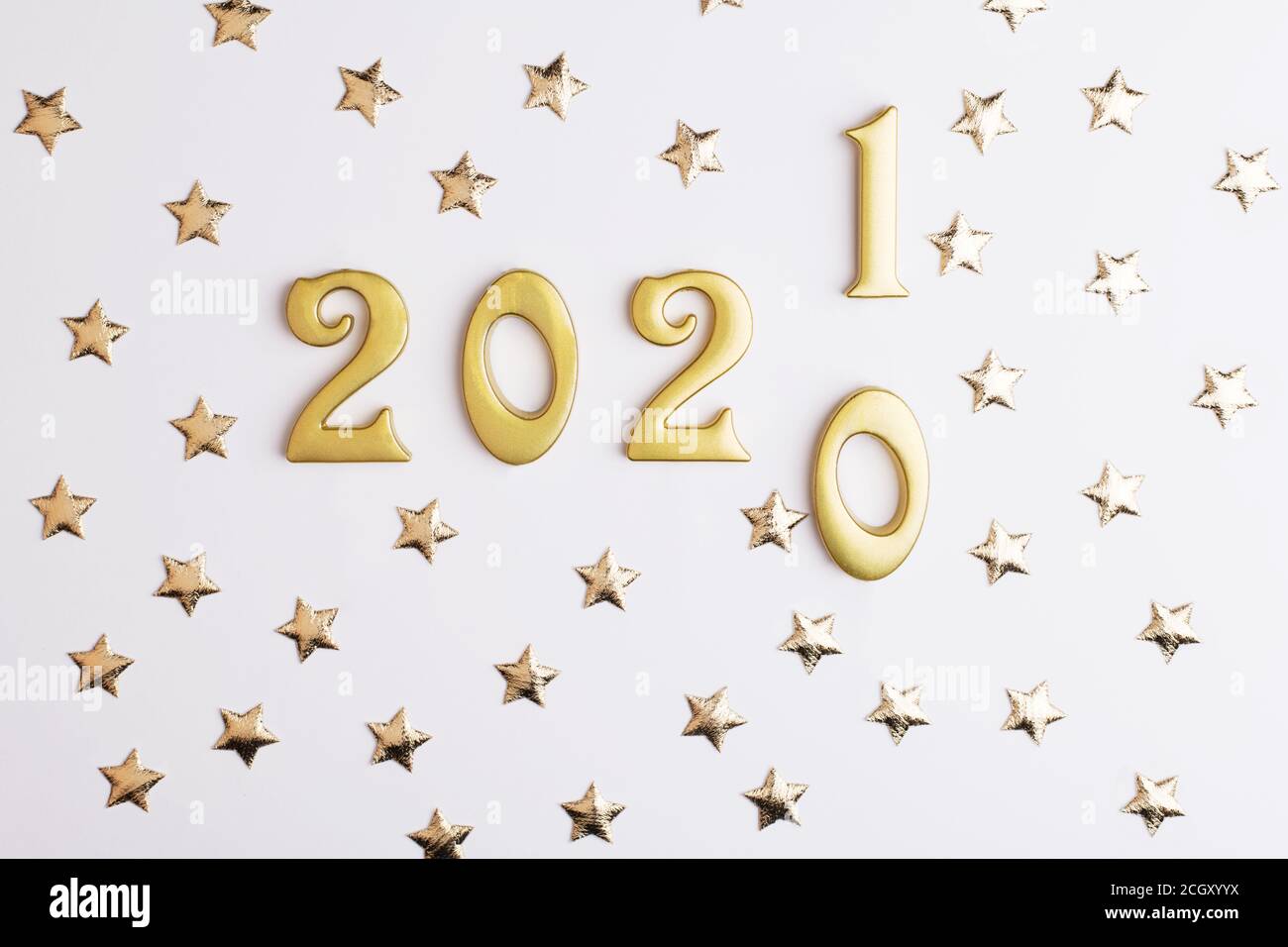 Bonne année 2021. Numéros dorés étincelants sur fond blanc avec étoiles. Objet pour design carte de vœux de vacances, Banque D'Images