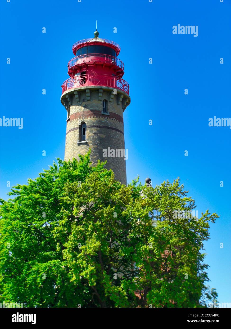 Belle vue sur célèbre Kap Arkona lighthouse en été, l'île de Rügen, Ostsee, Allemagne Banque D'Images