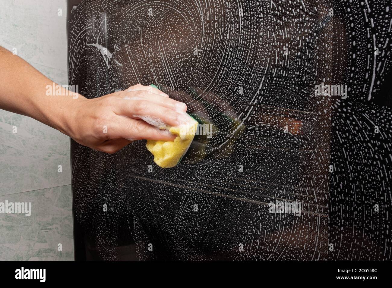 lavage verre four cuisinière à gaz, nettoyage de la cuisine. Banque D'Images