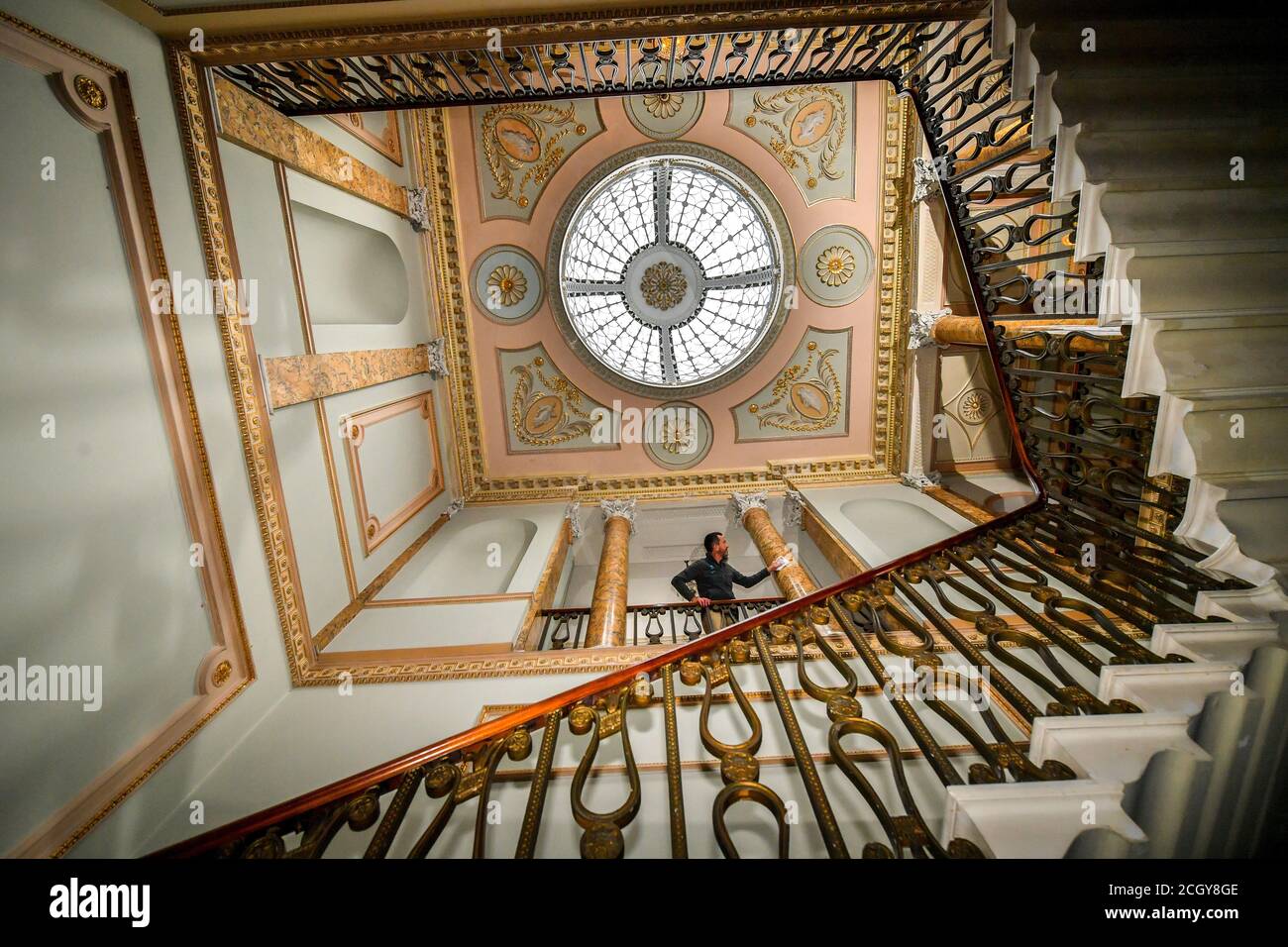 Le personnel du National Trust nettoie et prépare les derniers préparatifs sous la lanterne en verre récemment restaurée du XVIIIe siècle au Berrington Hall du National Trust, près de Leominster, dans le Herefordshire, avant la réouverture de la propriété au public lundi pour la première fois depuis l'isolement. La restauration de la coupole de la lanterne, financée par l'héritage d'un volontaire dans le manoir, a été achevée peu avant le verrouillage. Banque D'Images