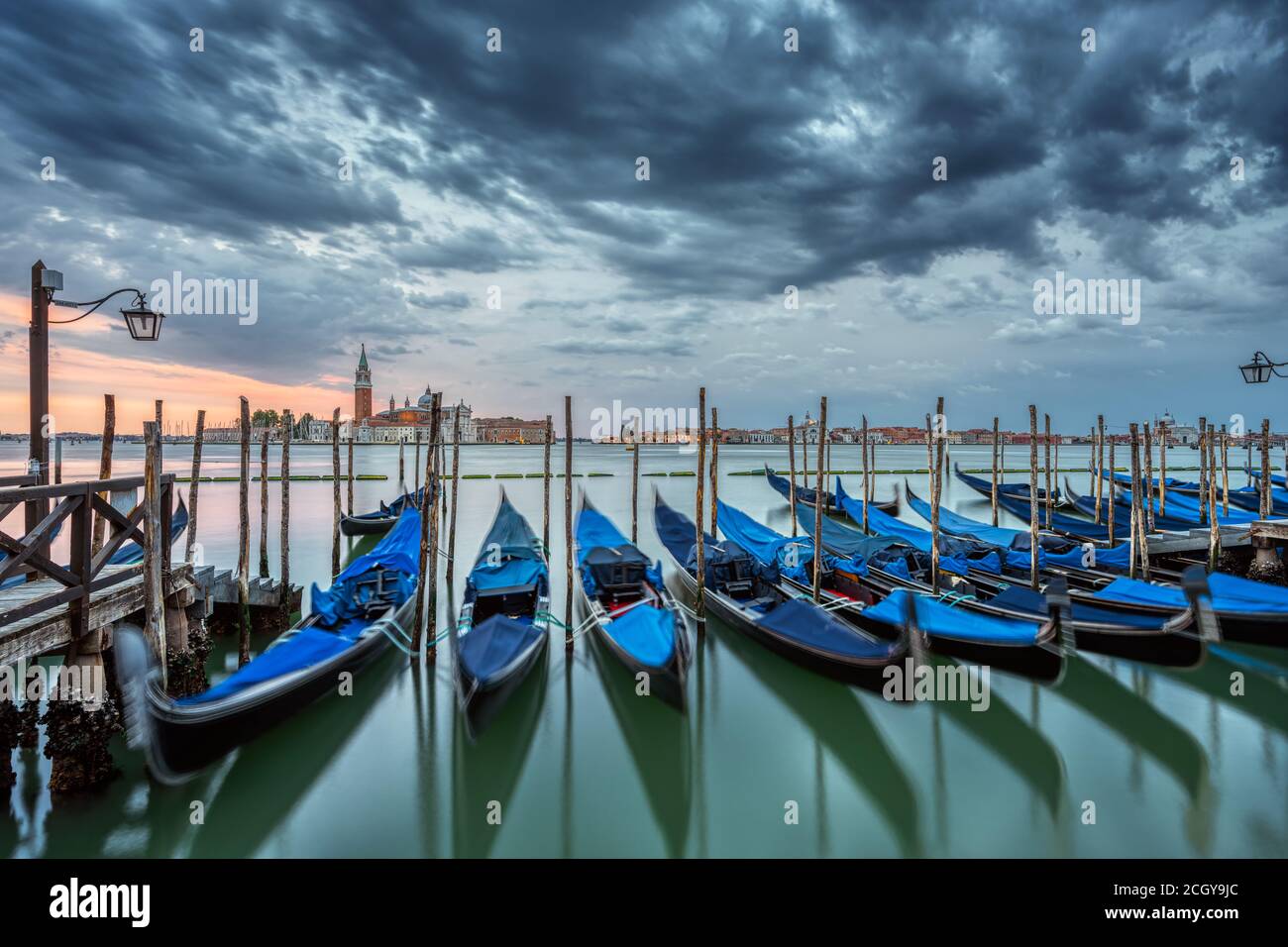 Gondoles à la place Saint-Marc de Venise, Italie, au cours d'un lever de soleil spectaculaire Banque D'Images