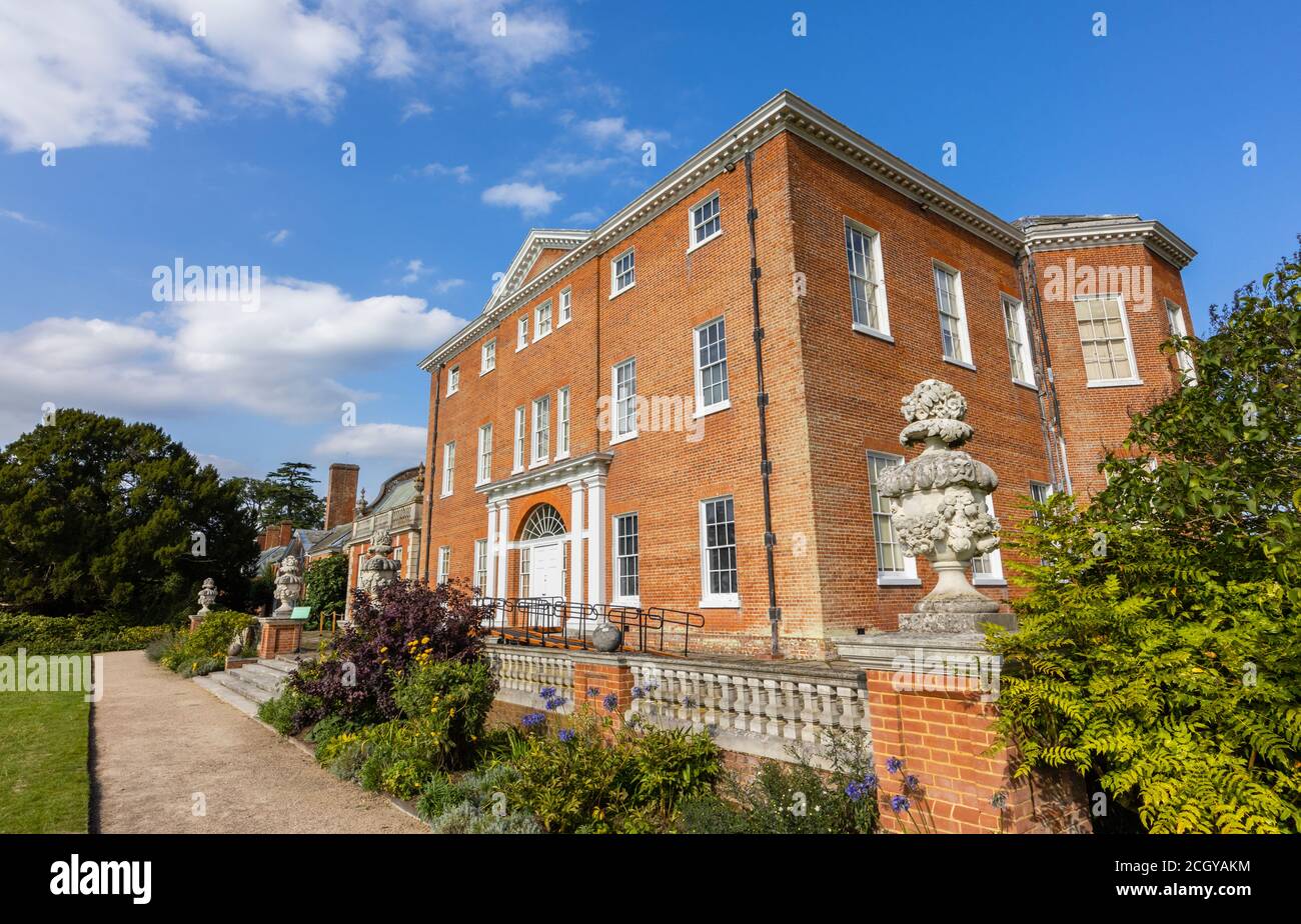 Vue de face sur Hatchlands Park, une maison de campagne en briques rouges avec des jardins environnants à East Clandon près de Guildford, Surrey, au sud-est de l'Angleterre Banque D'Images