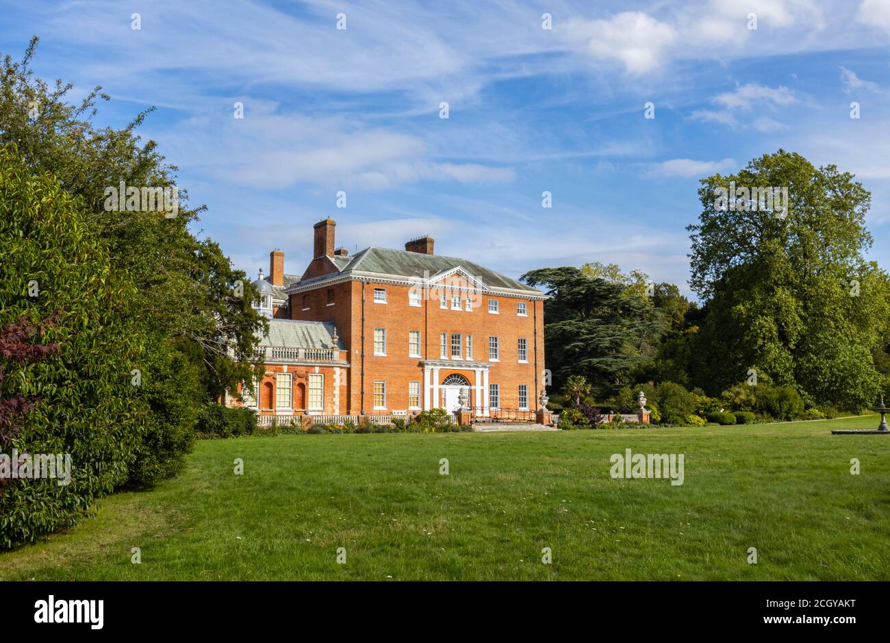 Vue de face sur Hatchlands Park, une maison de campagne en briques rouges avec des jardins environnants à East Clandon près de Guildford, Surrey, au sud-est de l'Angleterre Banque D'Images