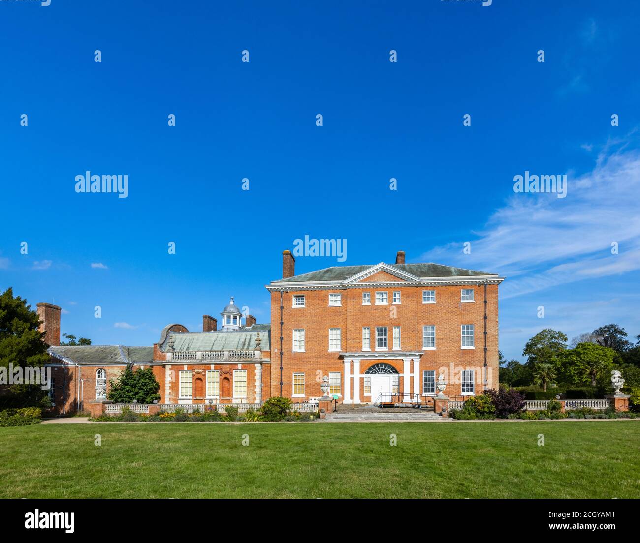 Vue de face sur Hatchlands Park, une maison de campagne en briques rouges avec des jardins environnants à East Clandon près de Guildford, Surrey, au sud-est de l'Angleterre Banque D'Images
