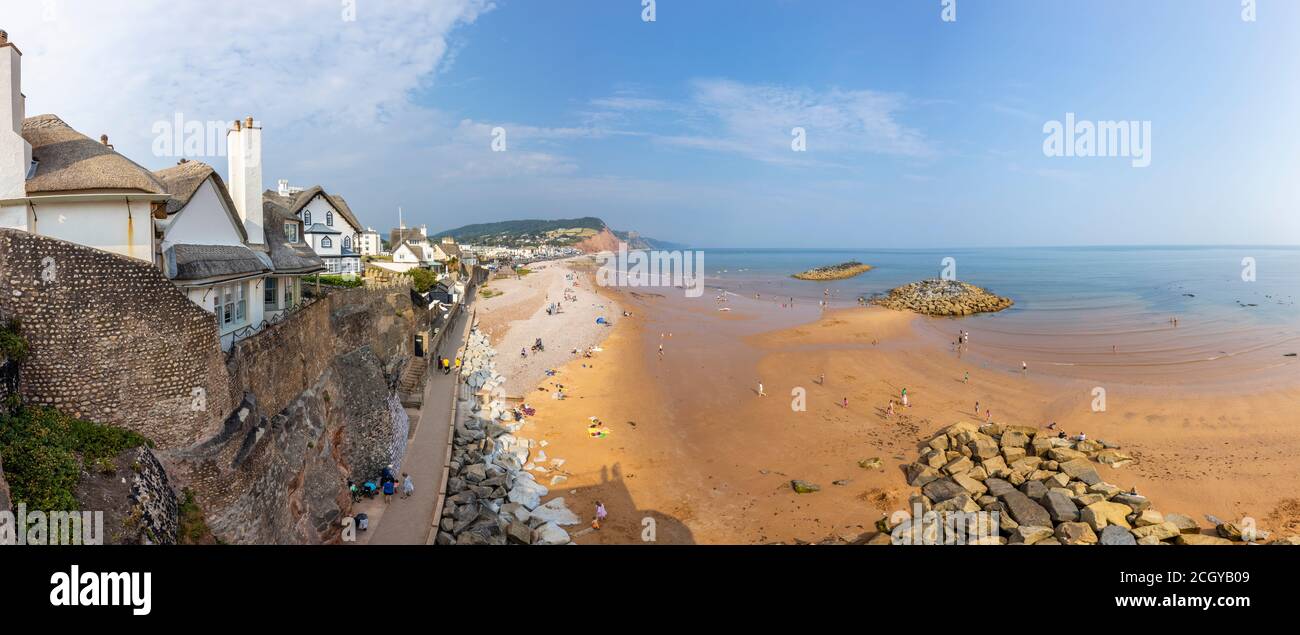 Vue panoramique à l'est depuis les jardins Connaught de Sidmouth, une ville côtière de Devon, sur le site classé au patrimoine mondial de la côte jurassique Banque D'Images