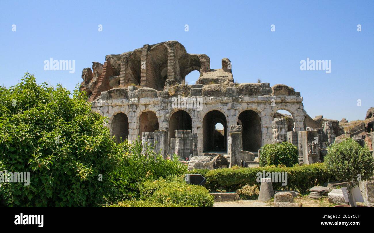 Santa Maria Capua a Vetere, province de Caserta, Campanie, Italie, Europe. L'amphithéâtre Campanien (Anfiteatro Campano) de Santa Maria Capua Vetere, l'ancien Capua, est le deuxième plus grand de ces monuments dans l'Italie ancienne après le Colisée. Il a été construit entre la fin du premier et le début du deuxième siècle après J.-C. Banque D'Images