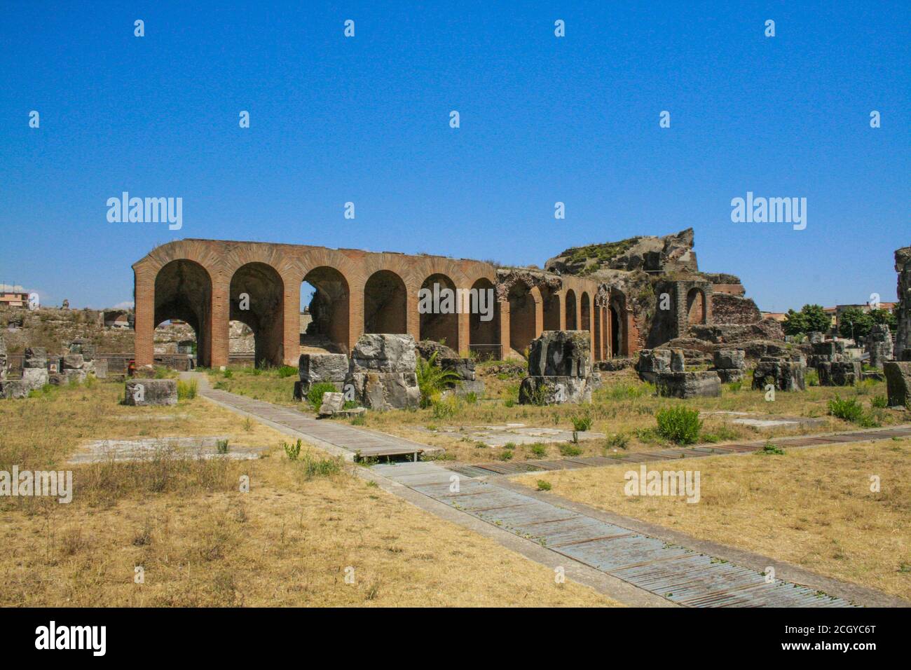 Santa Maria Capua a Vetere, province de Caserta, Campanie, Italie, Europe. L'amphithéâtre Campanien (Anfiteatro Campano) de Santa Maria Capua Vetere, l'ancien Capua, est le deuxième plus grand de ces monuments dans l'Italie ancienne après le Colisée. Il a été construit entre la fin du premier et le début du deuxième siècle après J.-C. Banque D'Images