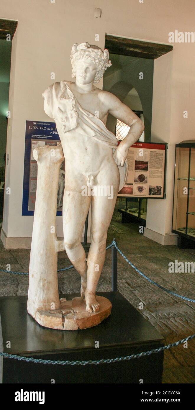 Santa Maria Capua a Vetere, province de Caserta, Campanie, Italie, Europe. Amphithéâtre Campanien (Anfiteatro Campano). Musée Gladiator (Museo dei gladiatori). Trouvée en 2002, cette sculpture est une copie parfaite de la 'Satyr au repos' de Praxiele, datant de la première moitié du deuxième siècle après J.-C. Banque D'Images Santa Maria Capua a Vetere, province de Caserta, Campanie, Italie, Europe. Amphithéâtre Campanien (Anfiteatro Campano). Musée Gladiator (Museo dei gladiatori). Trouvée en 2002, cette sculpture est une copie parfaite de la 'Satyr au repos' de Praxiele, datant de la première moitié du deuxième siècle après J.-C. Banque D'Images