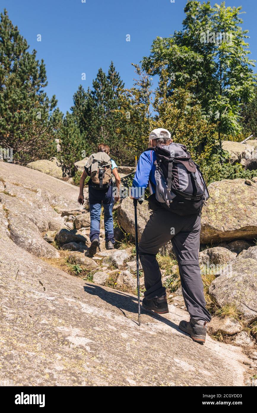 Photo d'un couple senior en randonnée dans la montagne ensemble par temps ensoleillé Banque D'Images