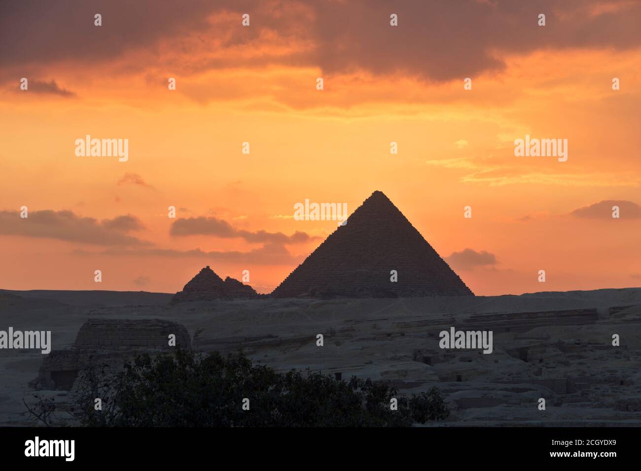 Les pyramides de Menkaure au coucher du soleil, Gizeh, Égypte Banque D'Images