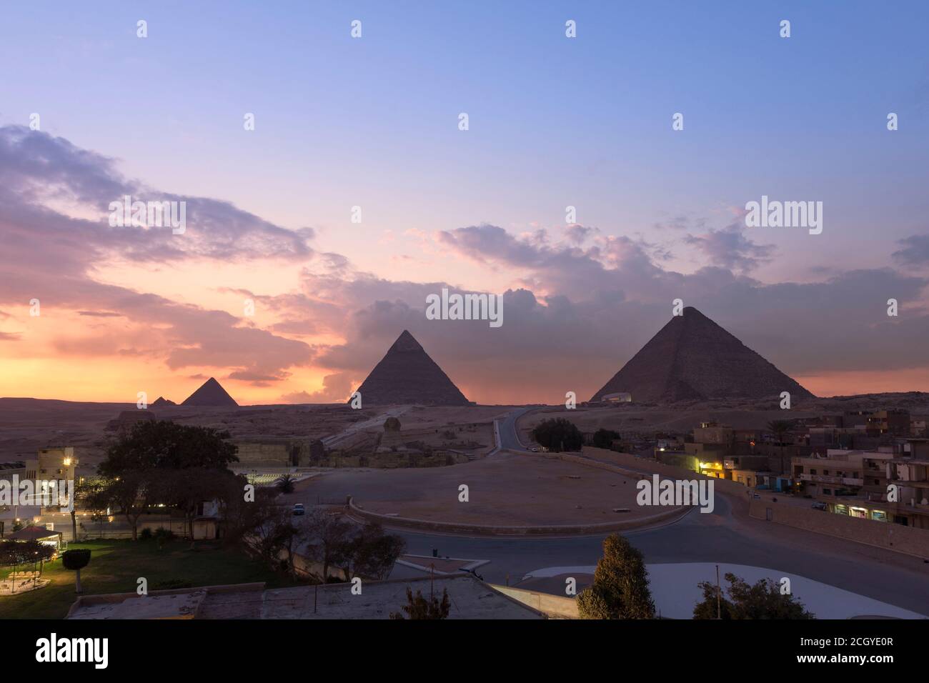 Les trois principales pyramides au crépuscule, Gizeh, Égypte Banque D'Images
