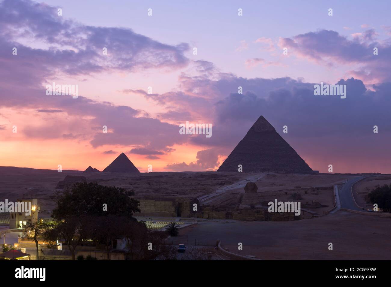 Les pyramides de Khafre et de Menkaure au coucher du soleil, Gizeh, Égypte Banque D'Images