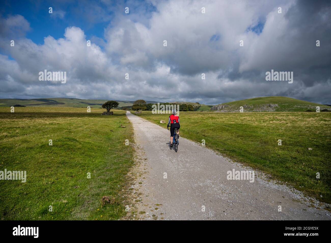 Cycliste de campagne autour de Malham tarn, Yorkshire Dales, Royaume-Uni. Banque D'Images