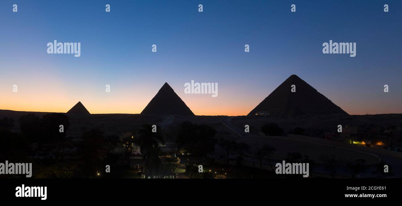 Les trois principales pyramides au coucher du soleil, Gizeh, Égypte Banque D'Images