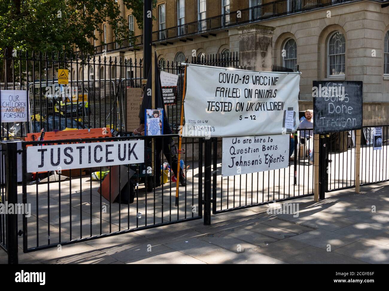 Westminster, Londres, Royaume-Uni. 1er septembre 2020. Les partisans de Geza David Tarjanyi et du groupe Facebook sans équipe protestent contre 24/7 face à Downing Street dans le stylo de protestation. Des pancartes et des bannières sont affichées : nos enfants ne sont pas à vendre, Boris fait trahison, Covid-19 vaccin échoué sur les animaux testés sur les enfants britanniques 5-12, JusticeUK, Human Race se mettre à genoux le Lion ne dort plus, et Justice UK. Le porte-parole Geza Tarjanyi a indiqué qu'il s'agit d'un système anti-verrouillage, de couvre-visage et de vaccins. Crédit : Stephen Bell/Alay Banque D'Images