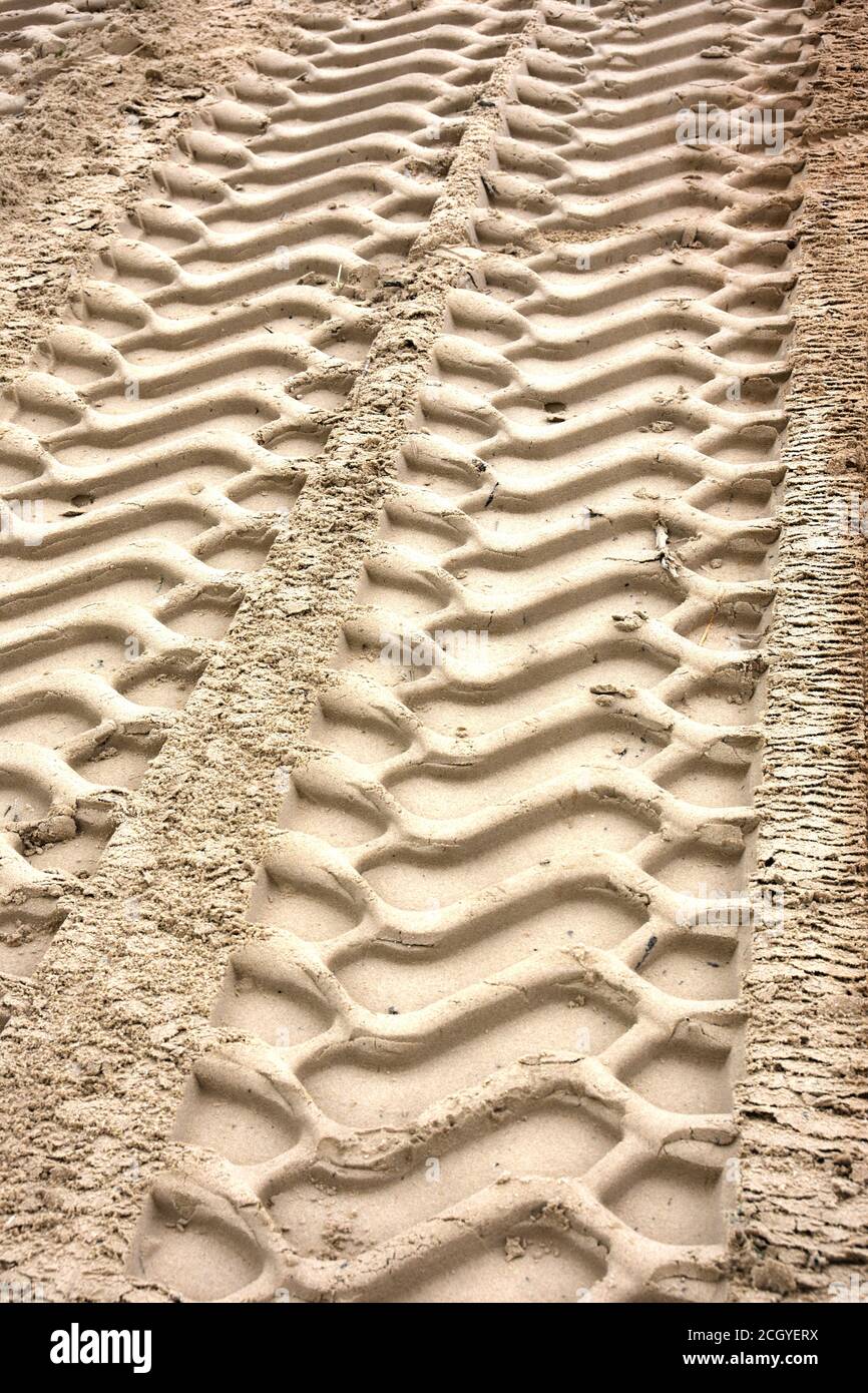 Les traces de pneus dans le sable Banque D'Images