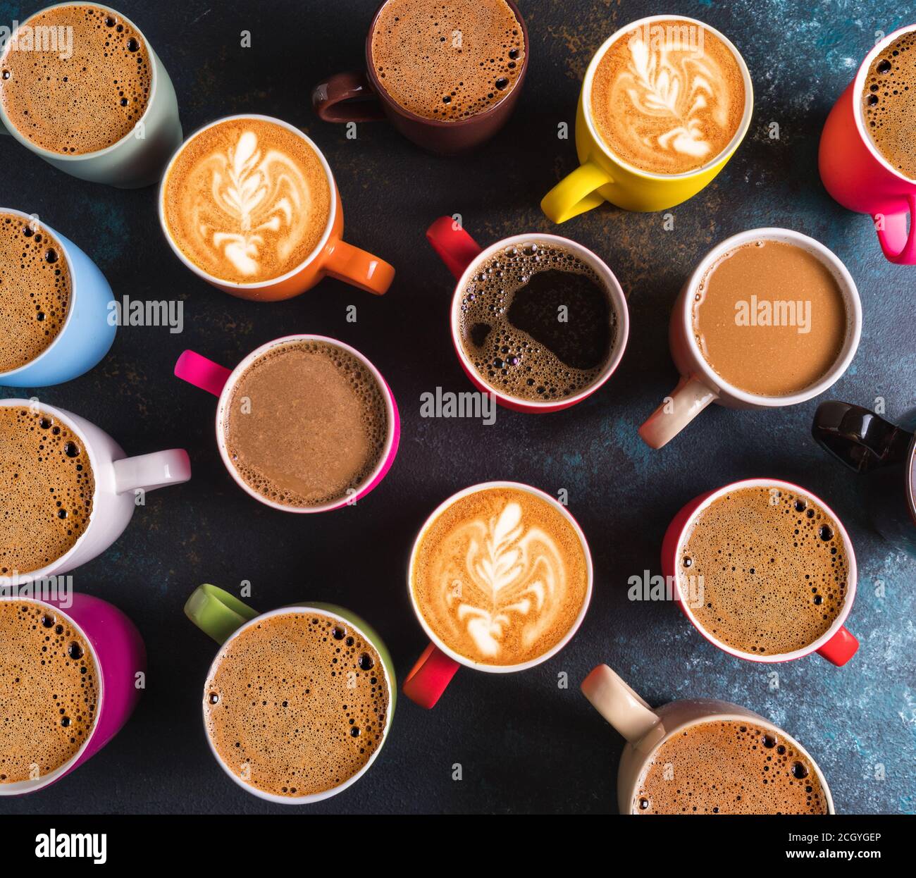 Plat Lay top View l'ensemble de différents types de café dans les mugs, carré. Banque D'Images