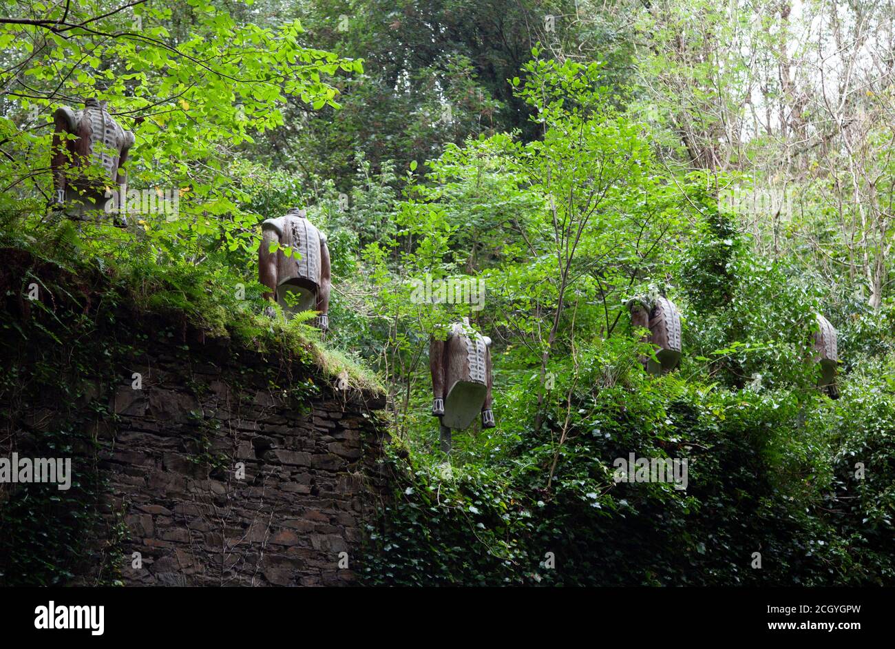 Sculptures d'uniformes militaires à la caserne militaire, parc forestier de Dun an RI, comté de Cavan Banque D'Images