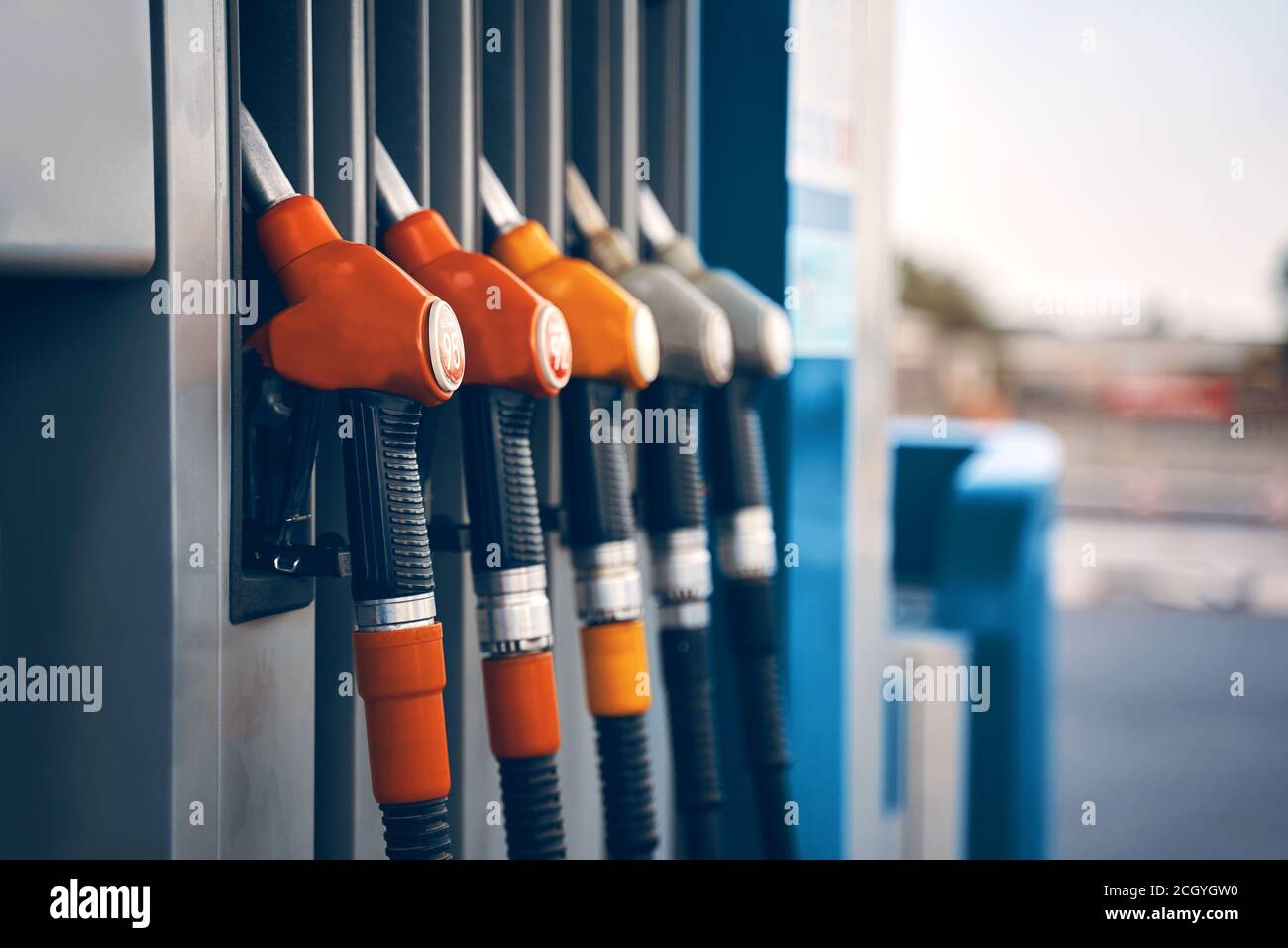 Arrière-plan coloré du distributeur d'essence. Station d'entretien des pompes à carburant , espace de copie. Banque D'Images
