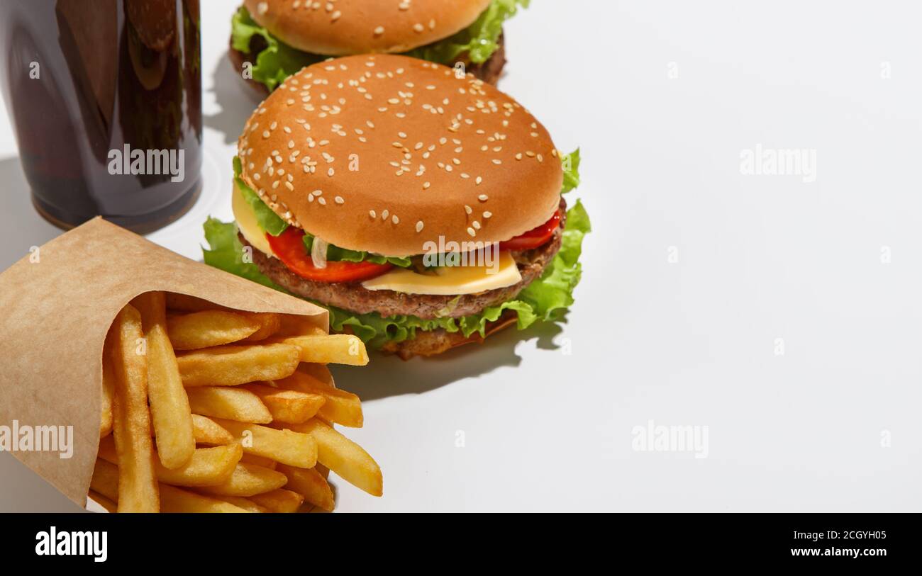 Livraison à domicile et restauration rapide américaine à emporter. Cheeseburger et hamburger, frites en emballage écologique et verre de cola, isolé sur fond blanc Banque D'Images