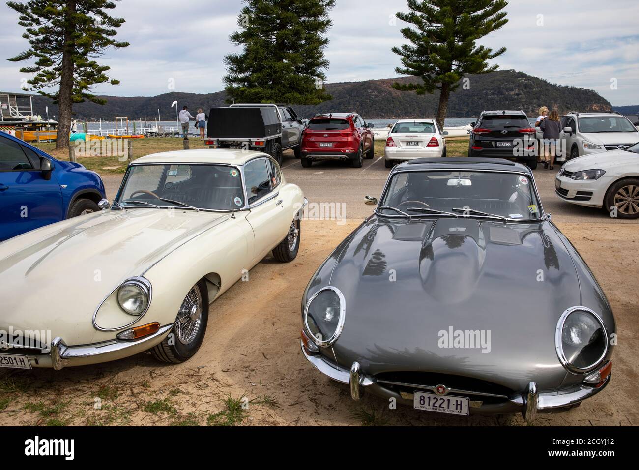 Deux voitures Jaguar e classiques à Palm Beach, Sydney, Australie, 1965 gris et 1967 modèle en crème Banque D'Images