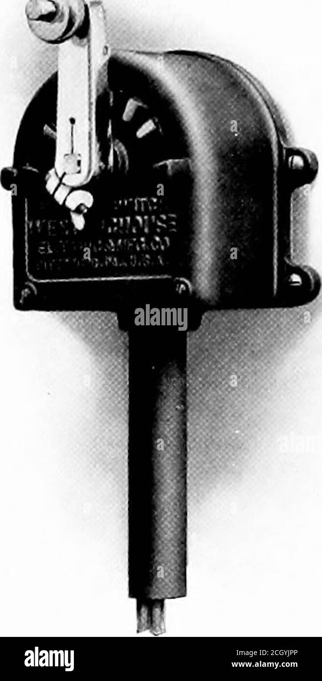 . Les sociétés Westinghouse expose au Congrès International des chemins de fer, Washington, opération de montage de Nineteen cent cinq . Courant alternatif un convertisseur rotatif Westinghouse de 400 kilowatts, tournant à l'envers, a été reçu à 1100 volts par des transformateurs élévateurs à double isolation placés près de la plate-forme de voiture.l'équipement de frein pneumatique droit Westinghouse, avec un compresseur d'air à moteur, a fait partie de l'exposition opérationnelle, les capteurs et les freins étant commandés par des contrôleurs maîtres et des soupapes d'air de commande à chaque extrémité du châssis de la voiture. Les moteurs Westinghousesingle-phase sont annoncés Banque D'Images