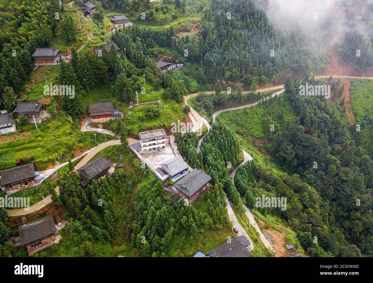 (200913) -- RONGJIANG, 13 septembre 2020 (Xinhua) -- photo prise avec un drone le 9 septembre 2020 montre la construction scolaire de l'école primaire Miaoben (en blanc) et son environnement montagneux dans le canton de Zhongcheng, comté de Rongjiang, province de Guizhou, au sud-ouest de la Chine. Gun Luquan et son épouse Pan Mingzhen sont un couple d'enseignants qui se sont consacrés à des étudiants ruraux à l'école primaire Miaoben pendant plus de 20 ans dans le comté montagneux de Rongjiang. En tant que seuls deux membres du personnel enseignant de l'école, Gun et Pan n'ont jamais cédé leur poursuite originale et ont fait de leur mieux pour fournir le stud Banque D'Images