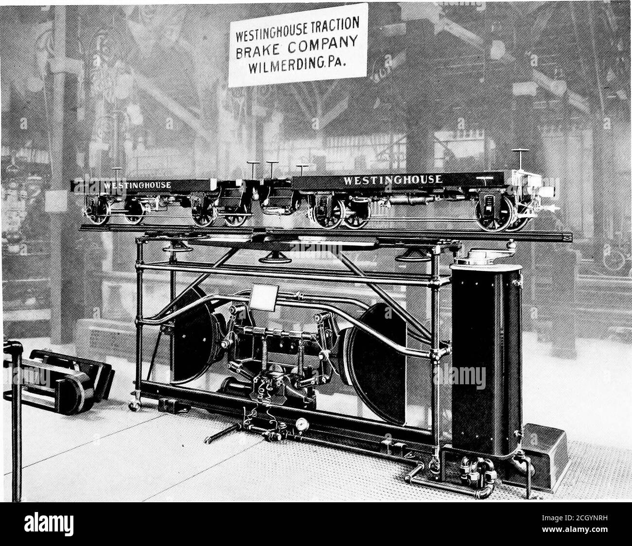. The Westinghouse Companies expose au Congrès International des chemins de fer, Washington, Nineteen cent cinq . Crémaillère d'essai de train de traction à friction, 160,000 livres de pression M NTERNATIONAL RAILWAY CONGRESS. Pièce opératoire de la traction magnétique Drake, surmontée par les modèles de voiture équipés de freins pneumatiques et de raccords de flexibles automatiques soupapes et passages vers le volume annulaire formé entre le tiroir, les parois de cylindre pneumatique et la pièce centrale. La compression finale a lieu dans ce volume annulaire, et l'air est chassés à travers les passages et les soupapes de la pièce centrale vers le déchargeouvrant, le Banque D'Images