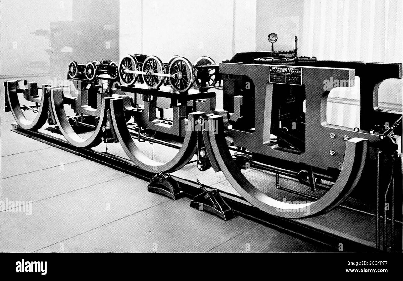 . The Westinghouse Companies expose au Congrès International des chemins de fer, Washington, Nineteen cent cinq . Pompes à air à vapeur, pompe composée sur le congrès ferroviaire INTERNATIONAL de gauche BRSU0U6«0-. Les modèles de Westinghouse-American Driver se plaint d'un surplus de pression ; mais en cas d'application d'urgence des freins, l'admission d'air dans les cylindres de frein à partir des réservoirs auxiliaires et de la ligne de train présente des ouvertures tellement plus grandes que les orifices d'échappement des soupapes de réduction que l'excès de pression est réduit progressivement, et est maintenu pendant une durée de temps pour le Banque D'Images