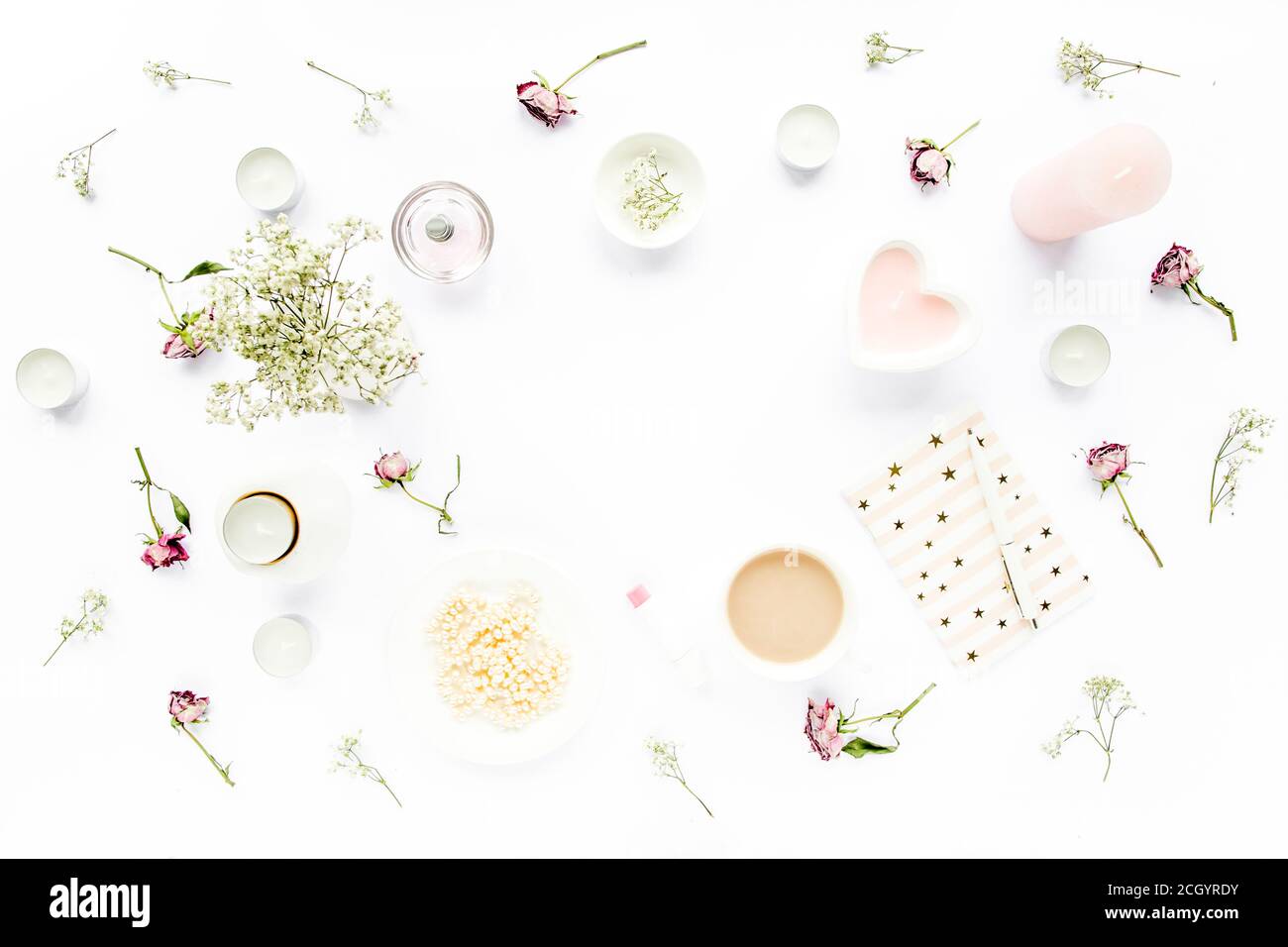 Cadre de l'espace de travail avec. Espace de travail de bureau avec succulent, thé, cacao, journal, stylo, sur fond blanc. Composition plate. Magasins. pose plate, vue de dessus Banque D'Images