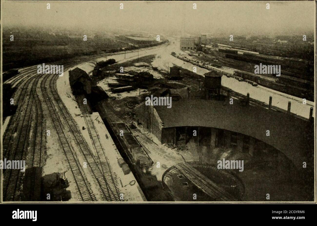 . Coût, capitalisation et valeur estimée des chemins de fer américains; une analyse des erreurs actuelles . e système de signalisation de bloc sur plus de 50,000 miles, l'équipement de pratiquement l'ensemble du service avec des coupleurs automatiques et des freins de train—pas 10% des carsétant ainsi équipés avant 1889— La réduction des pentes, le redressement de l'alignement et le relarissement de milliers de milles : ■ ..■ : ■ ■ ■ ■ ■ 1 ■ ^^J-;-: 4- ■ Wi Track Elevation à Chicago par le Chicago et l'Indiana de l'ouest R. R. R. R. En regardant vers le sud de la 49e rue. De la vieille ligne avec des rails plus lourds, plus de liens par rail et mieux bal-last. L'élimination de n'a pas non plus Banque D'Images