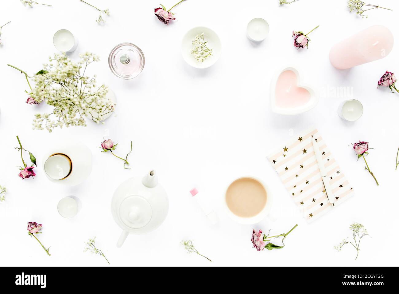 Cadre de l'espace de travail avec. Espace de travail de bureau avec succulent, thé, cacao, journal, stylo, sur fond blanc. Composition plate. Magasins. pose plate, vue de dessus Banque D'Images