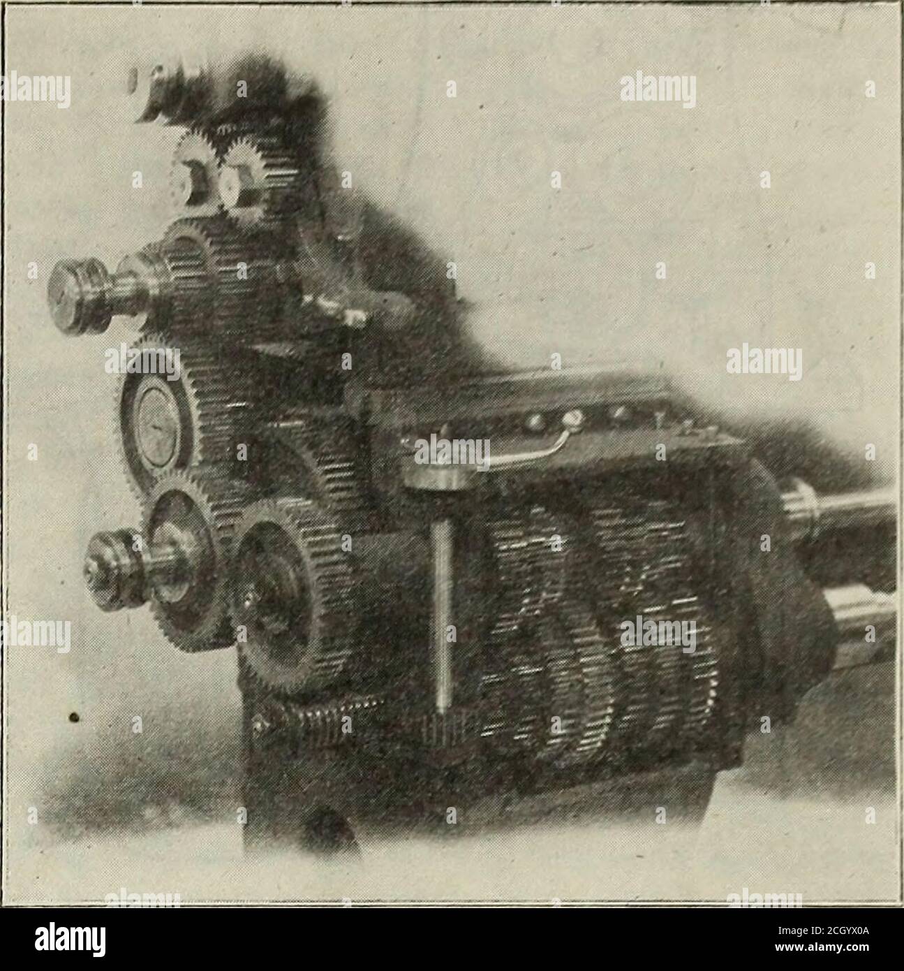 . Maître mécanicien de chemin de fer [microforme] . V, qui a fait entrer à elle série de camsUij U2, etc. Lorsque cette spline est décalée axialement sur l'arbre E pour amener la came UX dans le chemin de la lettre tournante 5 (la direction de la révolution étant immatérielle), ce dernier, dès qu'il strikesUx, est forcé vers l'extérieur, La bague d'épandage Qx et l'embrayage sont engagés.si la bague d'embrayage Qx et le levier 6i tournent dans le sens de la flèche et que l'arbre £ est démarré à partir d'un état de repos,la rotation de la bague et du levier entraîne le déplacement de ce dernier sur la came jusqu'à ce que l'embrayage soit de Complètement engagé, quand, depuis la rotation de l'EIS Banque D'Images