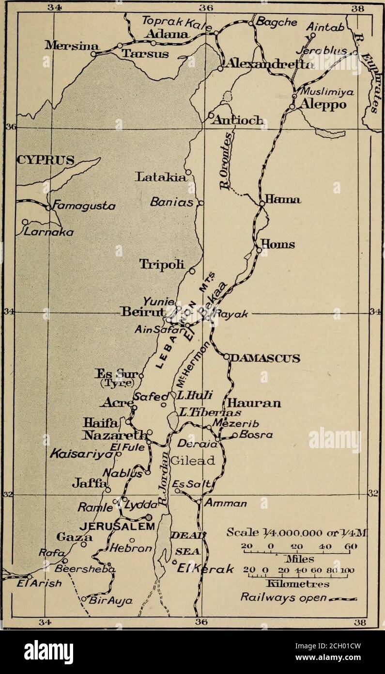 . Le berceau de la guerre, le proche-Orient et le pangermanisme. Avec préface par A. Lawrence Lowell . Herewe rencontre le système français, connu sous le nom de compagnie du chemin de fer Beyrouth-Damas-Hauran, qui possède la ligne (cent cinquante-cinq milles de longueur) reliant Beyrouth à Damas et Mezerib, ce dernier à environ six milles à l'ouest de Deraia.ce chemin de fer, qui est ouvert à travers le traflScdepuis 1895, et qui n'a pas de garantie kilométrique, est construit sur la jauge quelque peu exceptionnelle de 3ft 5.34 pouces (1.05 mètres). Au départ de Beyrouth, le port de la voie ferrée, qui a le système Abt (a Banque D'Images