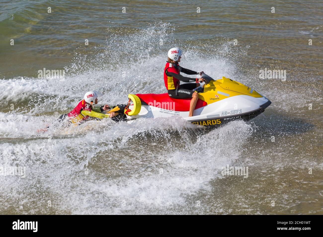 Bournemouth, Dorset, Royaume-Uni. 13 septembre 2020. RNLI LifeGuards sur jet ski jetski dans la mer à la plage de Bournemouth, en bord de mer. Crédit : Carolyn Jenkins/Alay Live News Banque D'Images