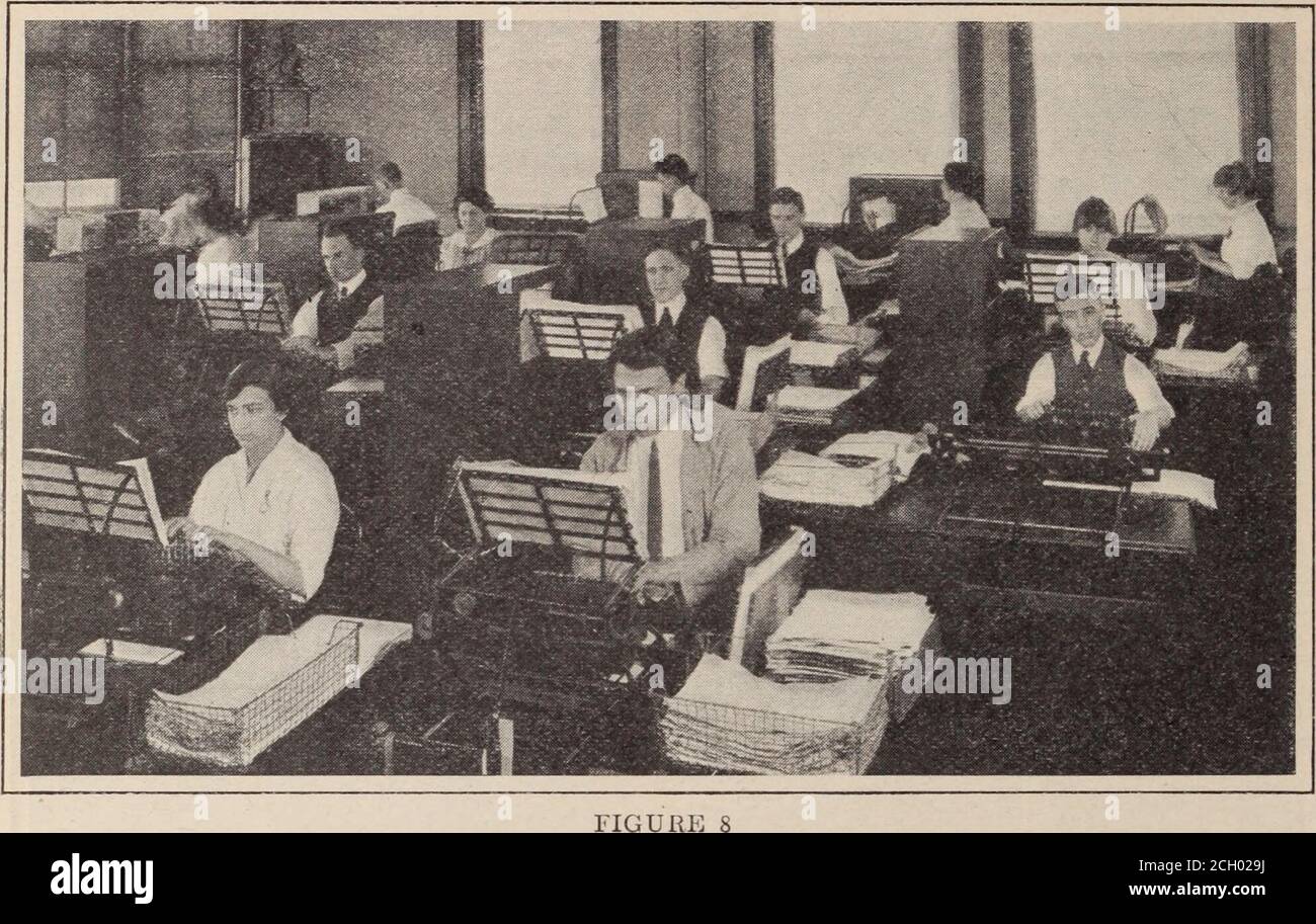 . Magazine des employés de Baltimore et de l'Ohio . 1 R. Lia. Le débit de la station pour le mois de Mer-chandise a reçu Trafhc. Une fois que les cartes étrangères sont exécutées à travers le tabulateur et un total étranger estab-laished, les cartes sont exécutées à travers la machine de thesorting (voir figure 9), pour trier dans ce travail effectué par cette machinein triant les cartes n'est rien de moins merveilleux, il^ capacité étant de 240 cardsj&gt;er minute. Des totaux distincts sont obtenus pour la route eachétranger vers chaque station de réception. 16 IL BALTLAIORP: Et OHIO EMPLOYES MAGAZINE ceci doit être d'accord avec le total précédent ob-fed dans la tabulation quand les cartes FO Banque D'Images