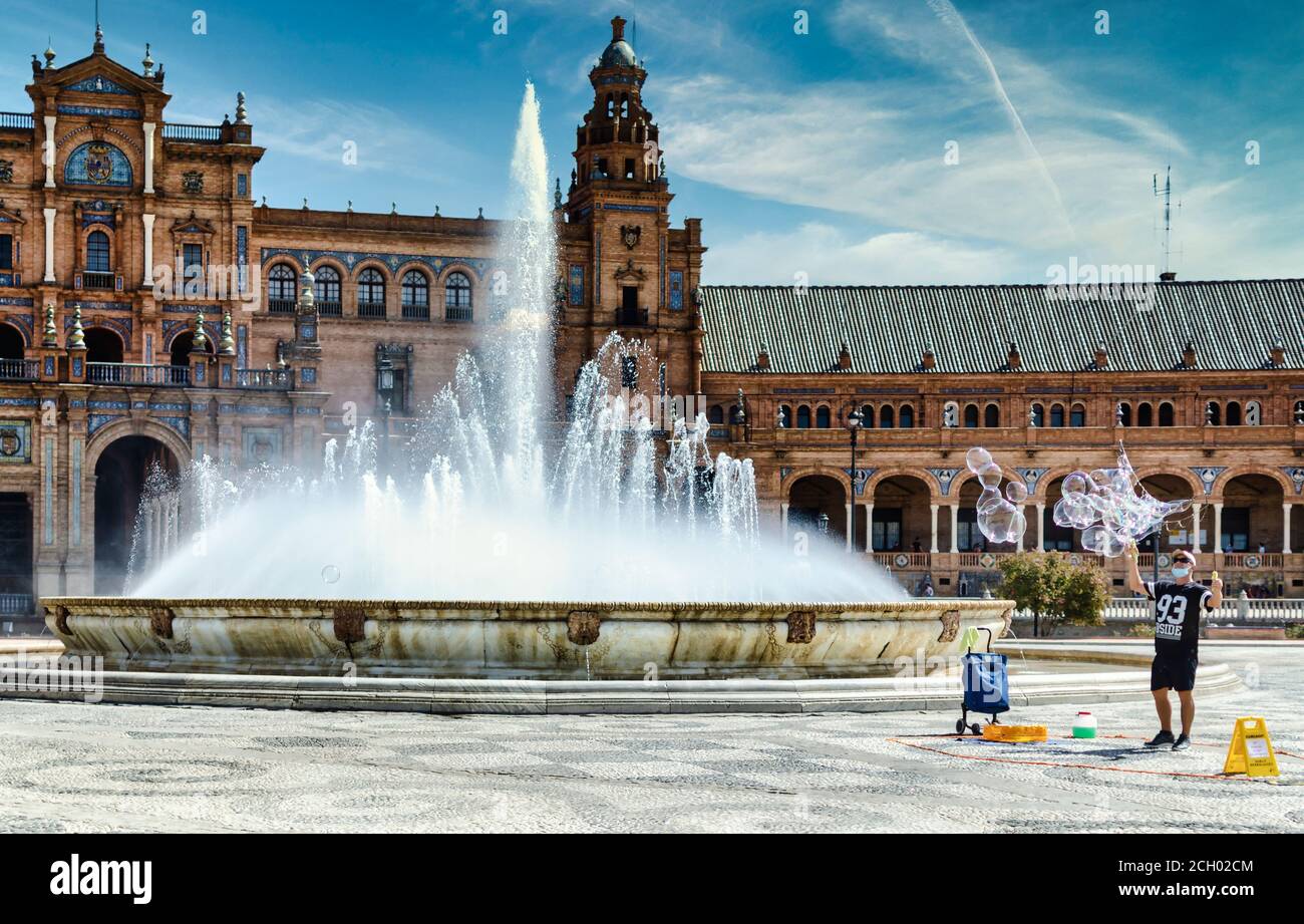 Un souffleur à bulles solitaire portant un masque sur la Plaza de España. Pas de tourisme. Crise Covid-19. Banque D'Images