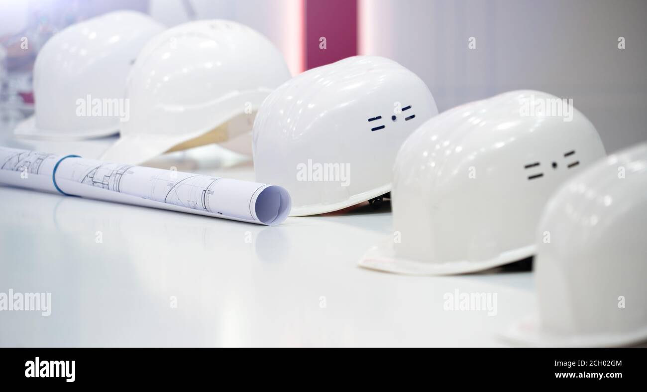 Casques blancs et plan de construction Banque D'Images
