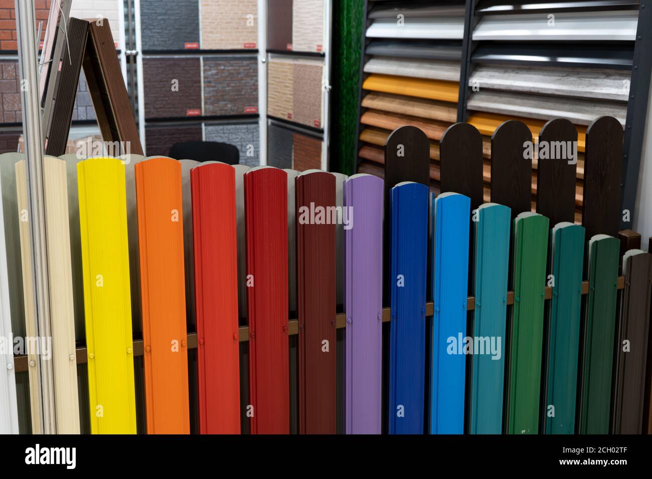 Échantillons d'une palette de couleurs pour peindre une clôture Banque D'Images