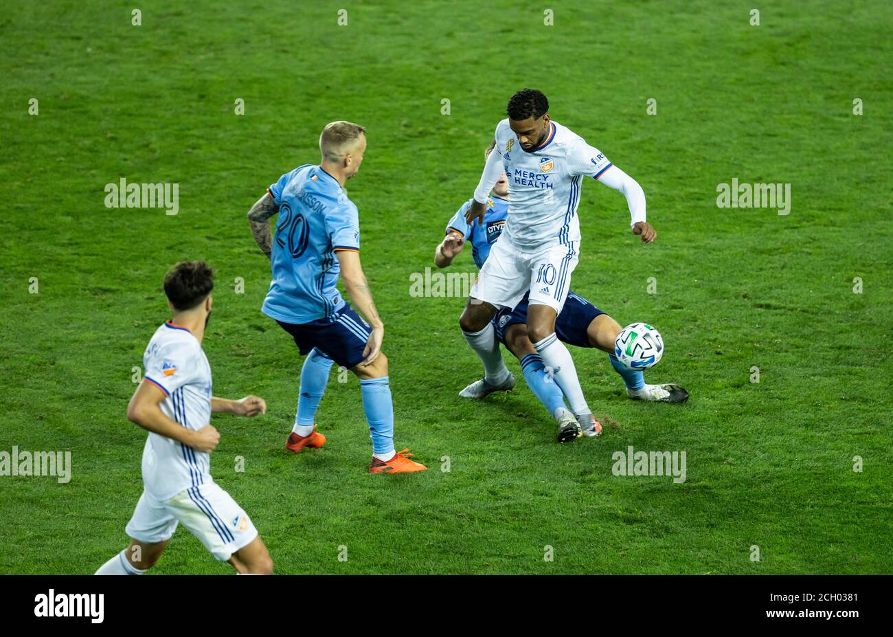 Harrison, NJ - 12 septembre 2020 : Jurgen Locadia (10) du Cincinnati FC contrôle le ballon pendant le match de la saison régulière de la MLS contre le NYCFC au Red Bull Arena Banque D'Images