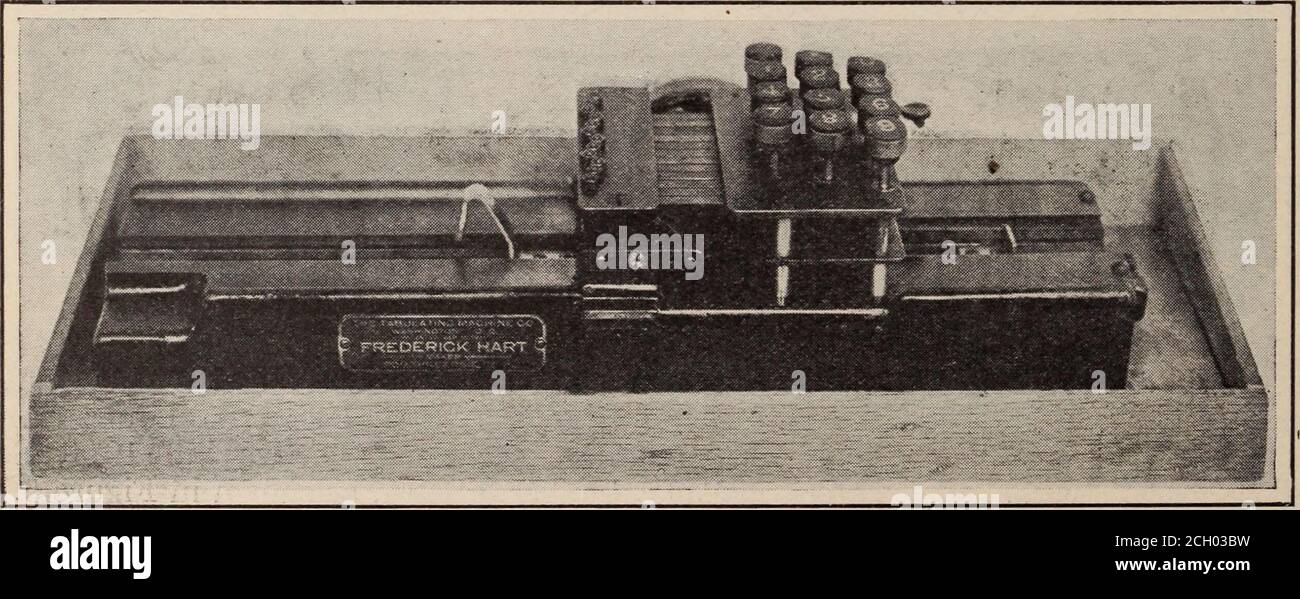 . Magazine des employés de Baltimore et de l'Ohio . s pour toutes les lettres de transport locales et étrangères pour la station en cours de travail, il passe les cartes par le GangPunch/ qui perfore jusqu'à quinze cartes, coupant MonthReceived, Date de réception et AuditNombre de la lettre de réception ou de déclaration, Avec une seule pression du levier. Cette procédure permet de gagner beaucoup de temps à l'opérateur de la clé. Tabulating cartes de différentes couleurs sont utilisées, afin de capturer l'oeil des opérateurs et autres commis plus facilement. Les différentes couleurs utilisées sont les suivantes : teinte de Manille—pour les Waybills locaux.teinte de saumon—pour les foreig Banque D'Images